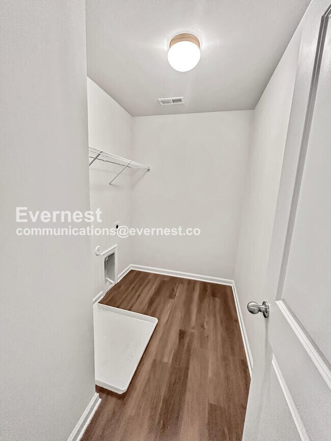 Building Photo - 4 Bed, 2.5 Bath Home with Garage / Pet-Friendly / Vouchers Accepted / Coming Soon!