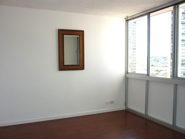 Building Photo - 2439 Kapiolani Blvd