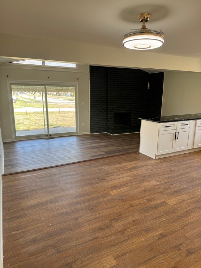 Building Photo - 8669 Crestview Dr