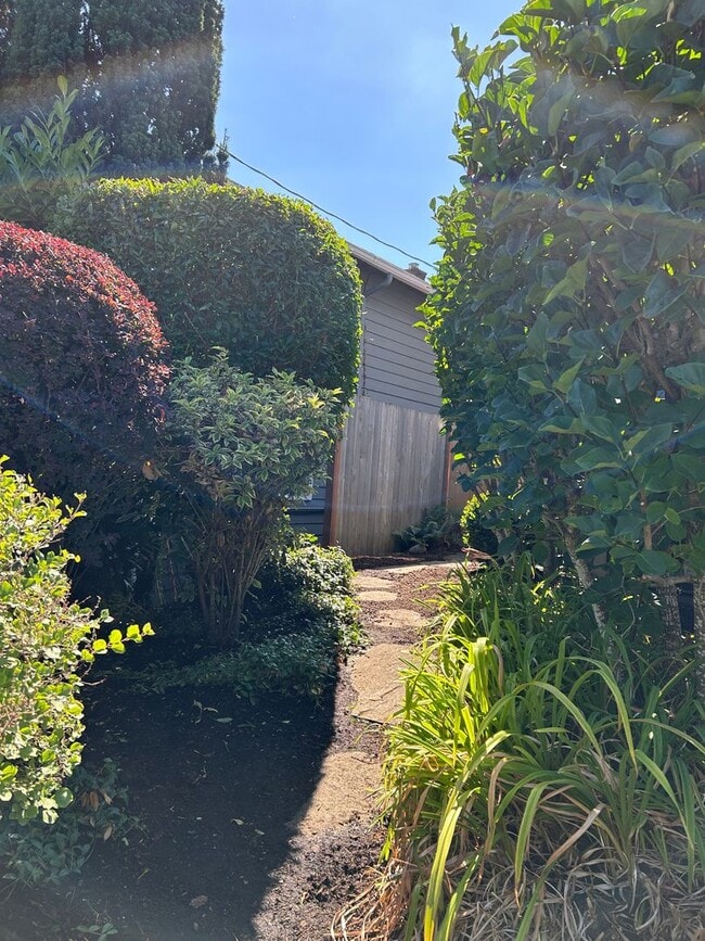 Building Photo - WOW!! West Seattle 4BR/3.5BA Updated Dutch...