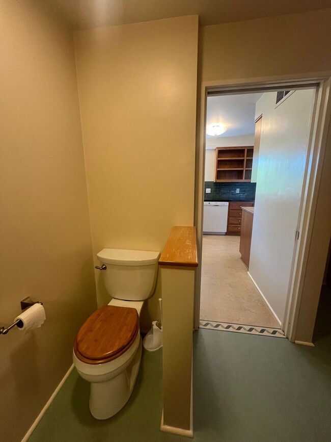 Building Photo - 3- Bedroom 2.5-Bathroom Gardening paradise...