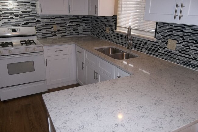 Building Photo - Lovely Traditional Home in the Heart of Fort Collins