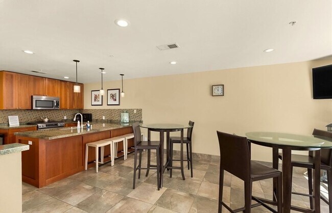 Building Photo - 1Bed 1Bath DT Kirkland Condo Available for Rent!