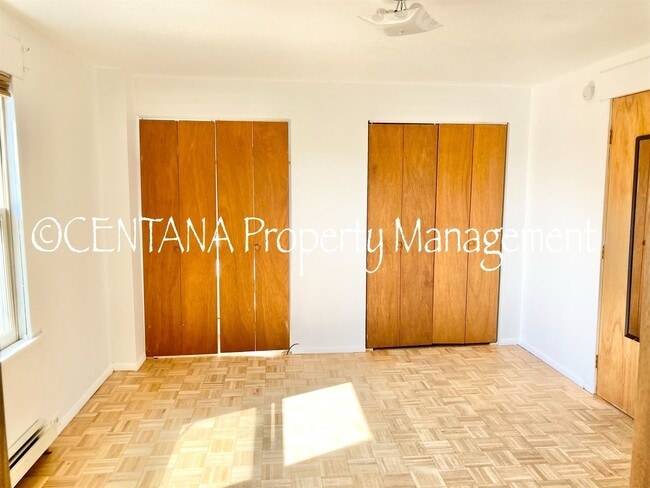 Building Photo - Large home with a huge yard on the West si...