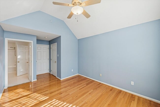 Building Photo - Avaible now, 3B/2.5B Townhome in Whiteland Woods!