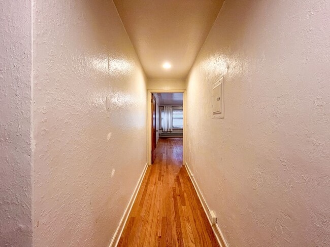 Building Photo - Charming 1bd/1bth U-District Condo, $1,550...