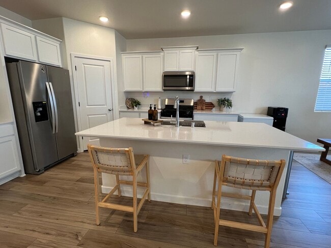 Building Photo - Three bedrooms and two bathrooms in Hanford, CA