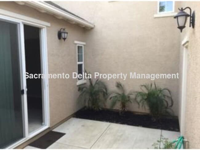 Building Photo - Avail 7/21 - 2 bedroom home in gated commu...