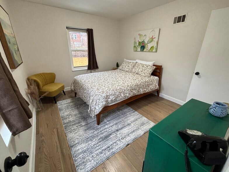 Building Photo - 5025 Lenox Ave