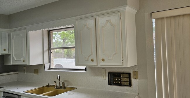 Building Photo - 1602 Luella Ave