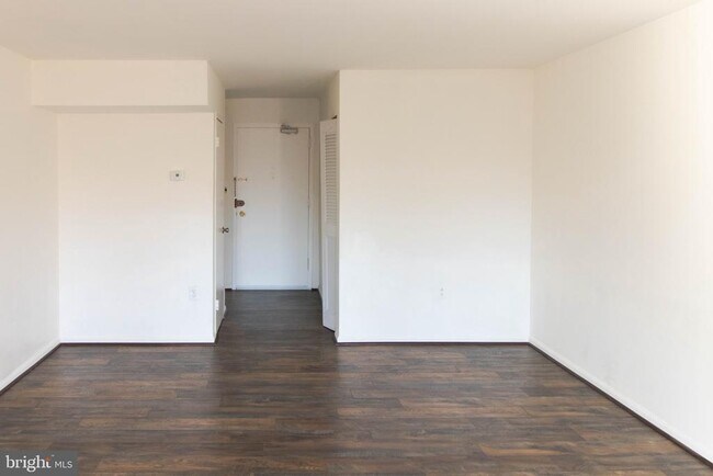 Building Photo - 37 Canterbury Square