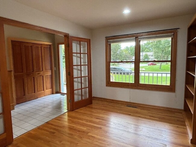 Building Photo - Spacious 4 BR/4 BA Single-Family Home in a...