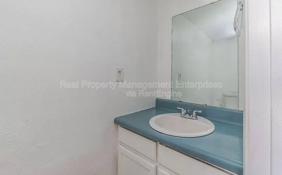Building Photo - 1705 Beaumont Dr