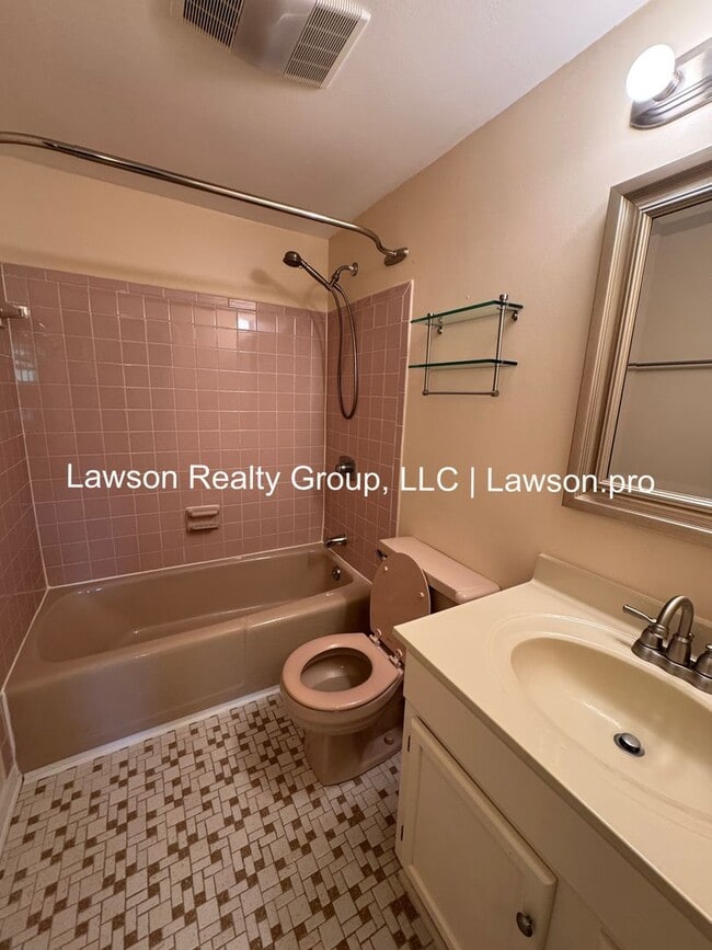 Building Photo - Two Bedroom Condo w/ Updated Kitchen in Hu...