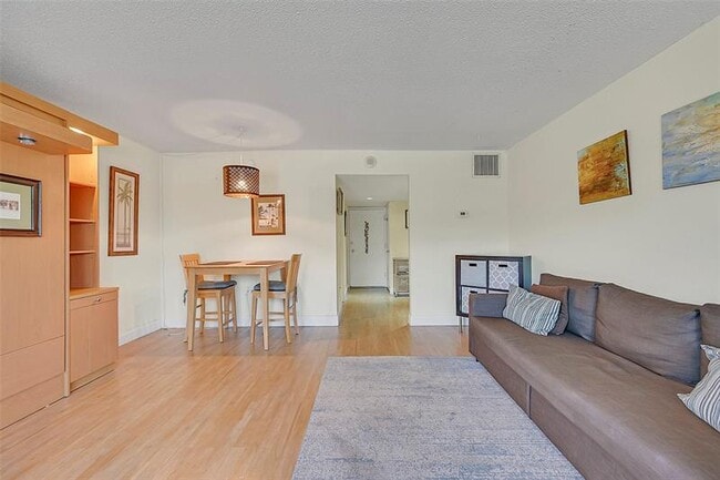 Building Photo - 3000 E Sunrise Blvd