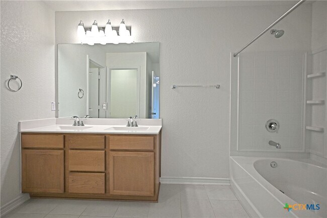 Building Photo - 512 Dakota Crk