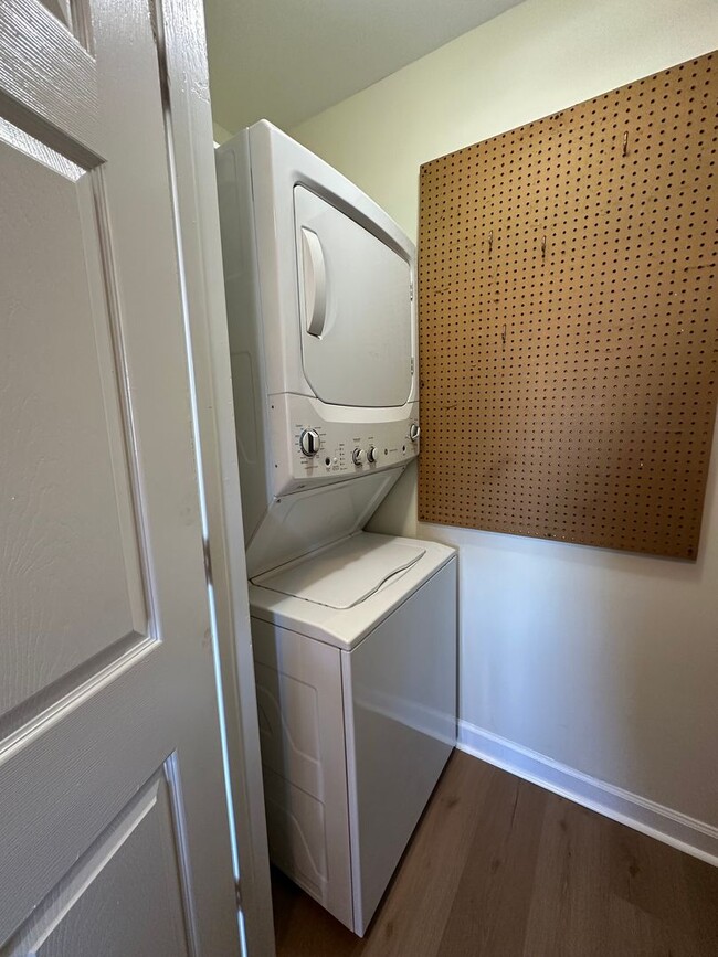 Building Photo - 627 Plymouth St