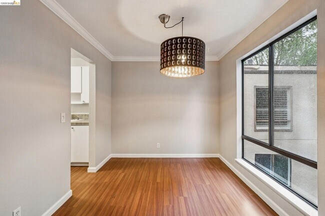 Building Photo - Elegant, private end-unit living with resort-style amenities!