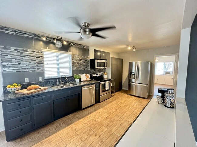 Building Photo - 3 bedroom 1.5 bathroom with amazing views of Morongo Valley