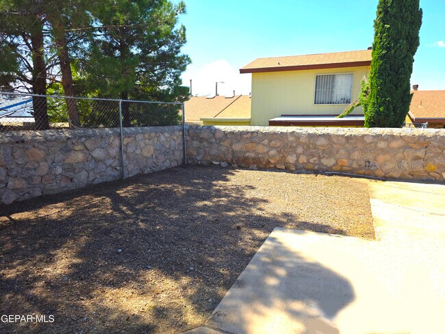 Building Photo - 10950 Delafield Dr