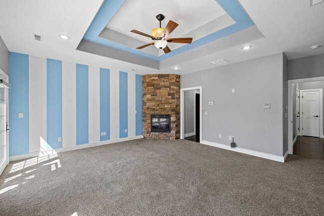 Building Photo - 5 Bedroom Dream Home!