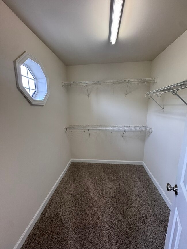 Building Photo - HUGE 3 Bed 3.5 Bath 3 Story Town Home, AVAILABLE NOW!