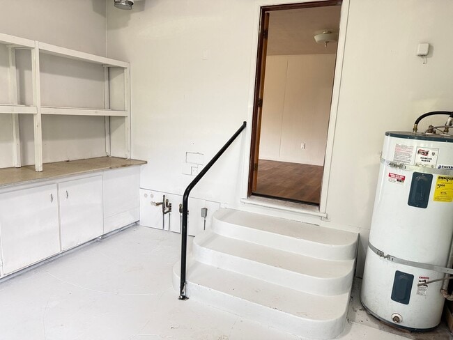 Building Photo - Huge 4 bedroom 2 bath house!