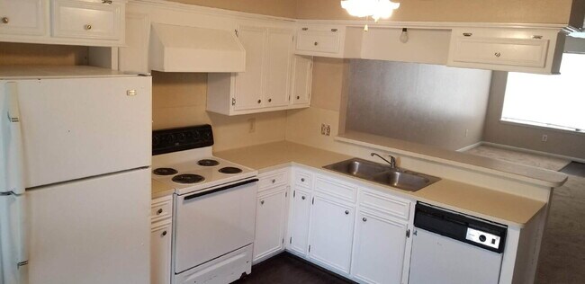 Building Photo - The right side unit of this duplex offers a comfortable and functional layout ideal for small fam...