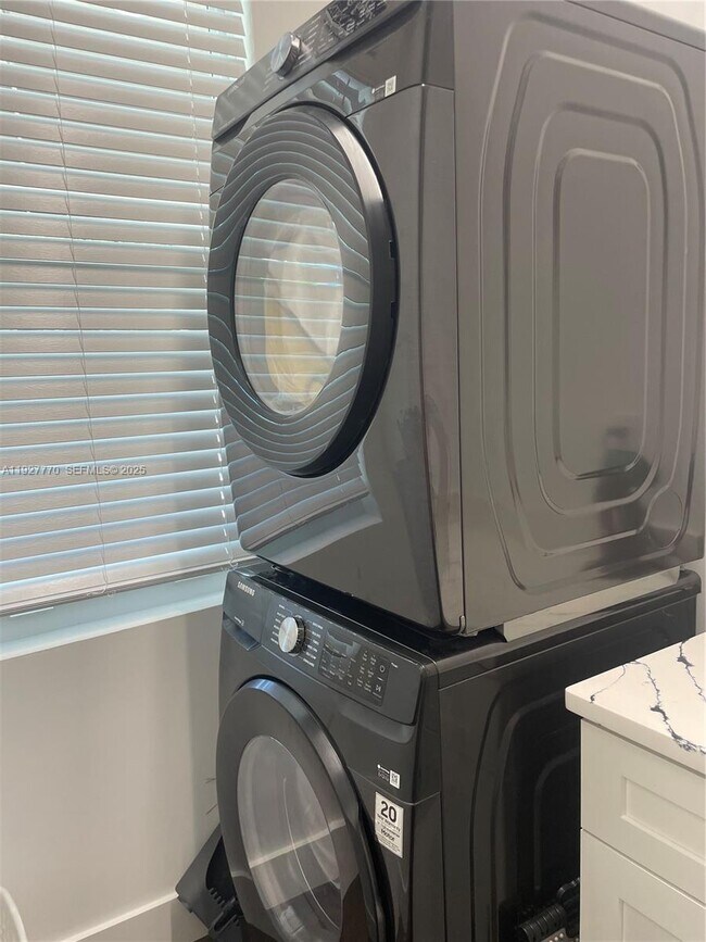 Building Photo - 675 N Romero St