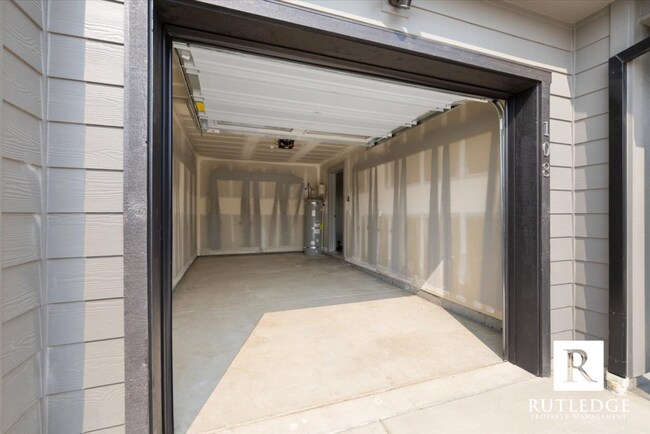 Primary Photo - Gorgeous! 3 Bedroom Townhome in Eagle Point
