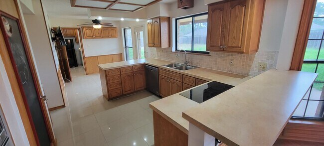 Building Photo - Vaulted Ceiling, Huge Yard, Close to Town