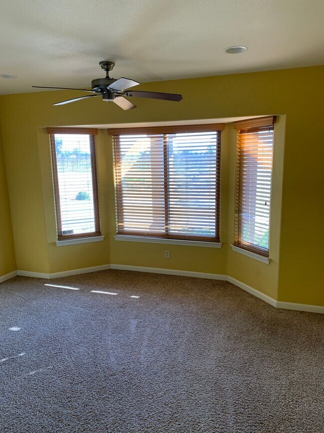 Building Photo - 5 Bd 4.5 Ba Country Home
