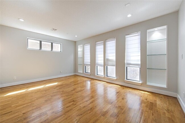 Building Photo - 1121 W 17th St
