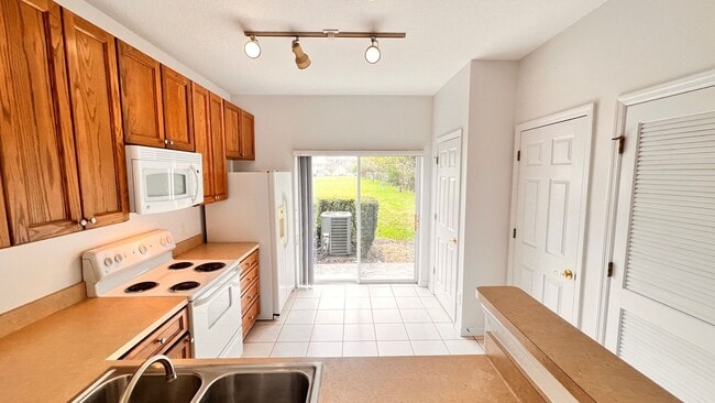 Building Photo - Spectacular 2 Story 2 bed and 2 bath condo at Regent Park!!