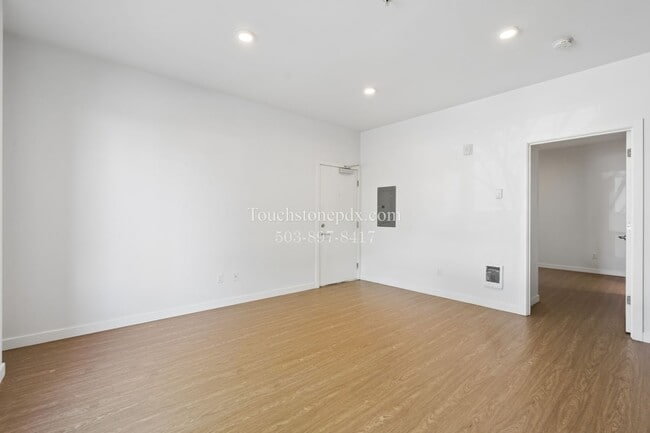 Building Photo - Ground-Level Modern Apartment at Bradley Commons!