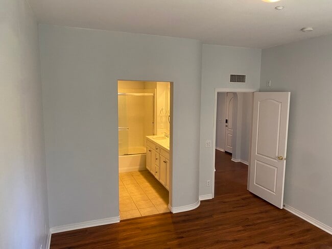 Building Photo - 101 Hallmark