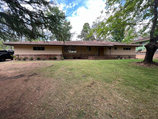 Building Photo - 3 Bedroom 2 Bath Lakeside Home