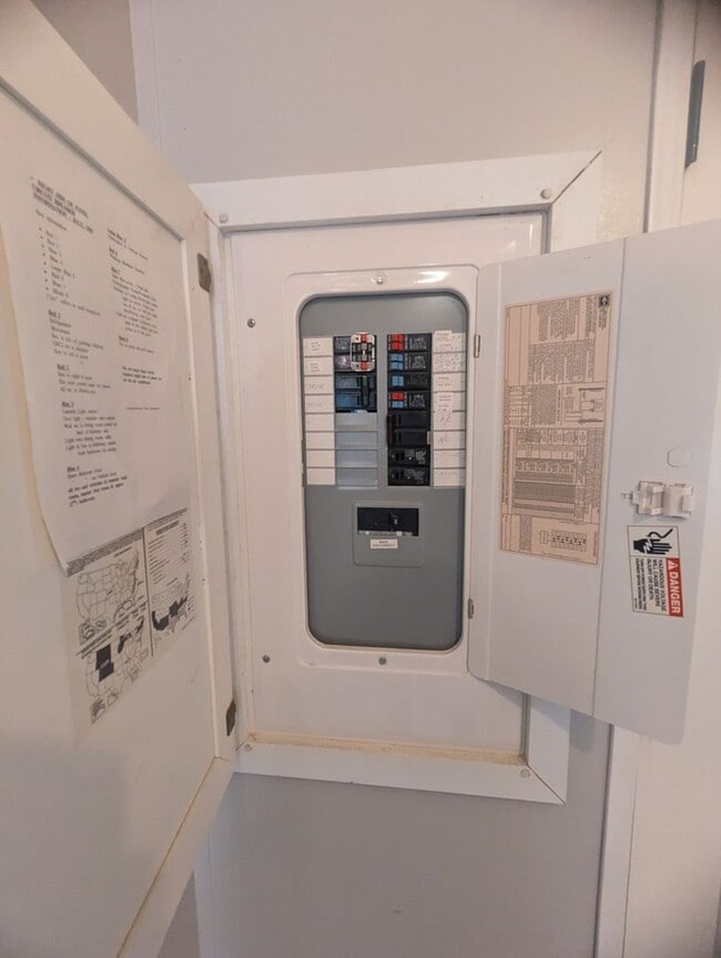 Building Photo - 2 Bedroom 2 Bathroom Home for RENT, Furbabies Welcome!