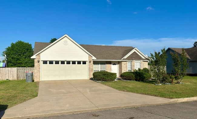 Building Photo - Beautiful Move In Ready 3 Bed 2 Bath for R...