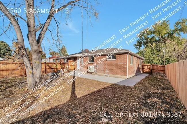 Building Photo - Cozy 2 Bed, 1 Bath Home with Modern Floors...