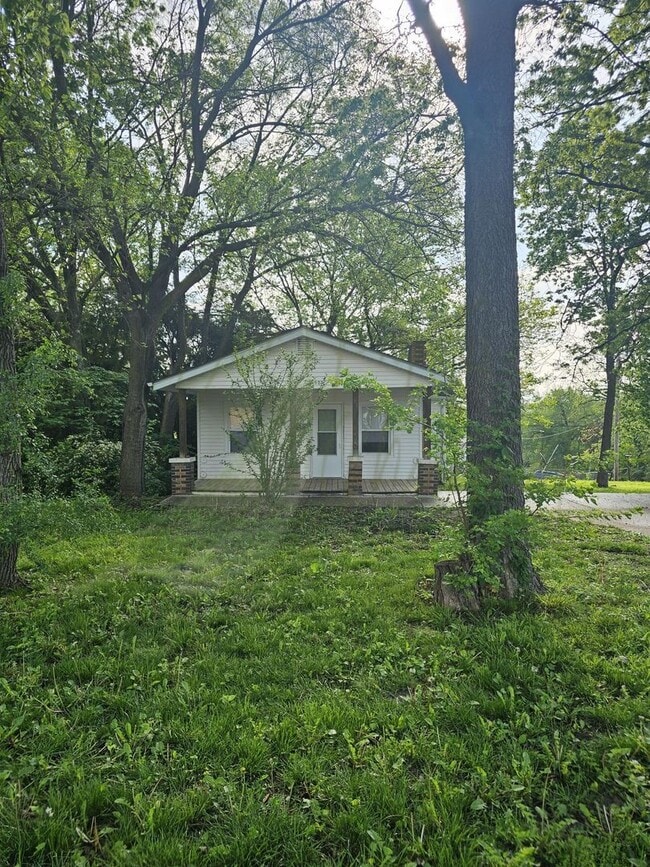Building Photo - CHARMING UPDATED BUNGALOW!!!!
