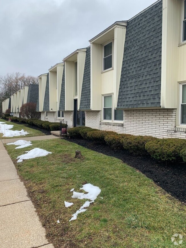 Building Photo - Large 2 Bedroom 1 Bath Apartment