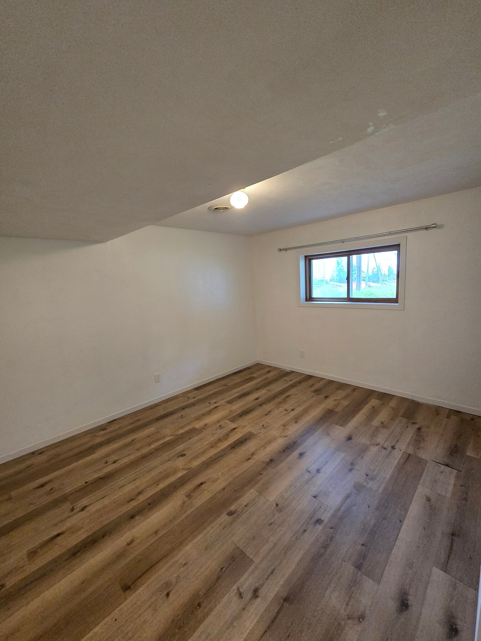 Building Photo - 1542 W River Dr