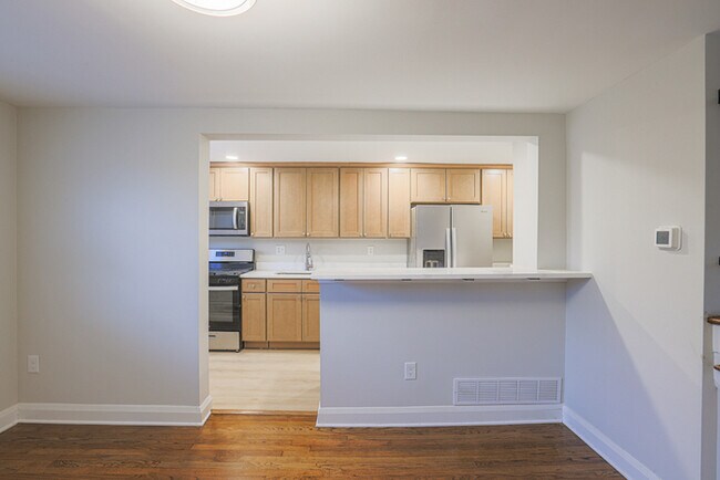 Building Photo - 3 Bedroom home Parkville with Parking