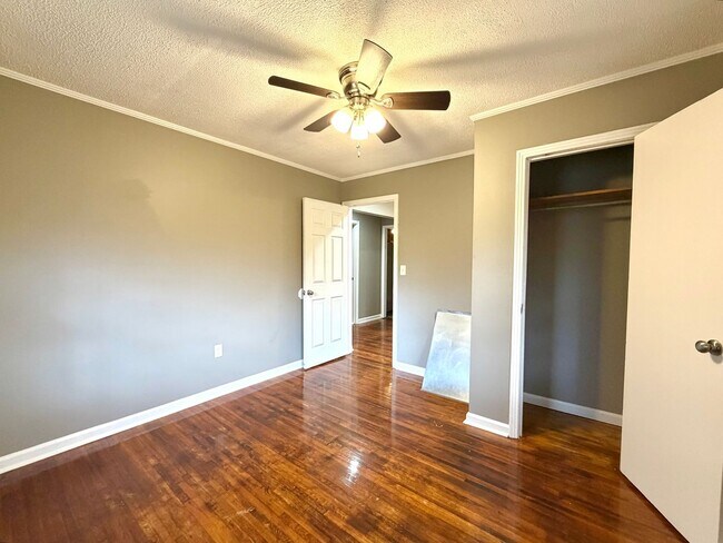 Building Photo - 838 Potters Ln