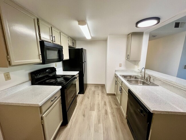 Building Photo - 2 bed 1 bath on 2nd floor in unit washer/d...