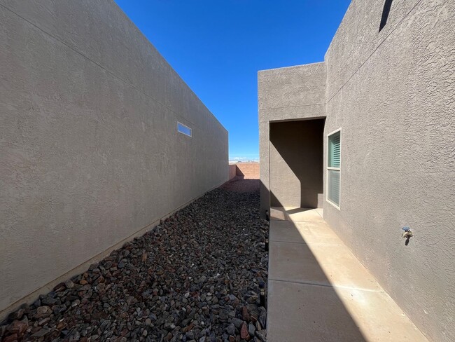 Building Photo - Modern 3 Bedroom 2 Bathroom Home In Los Lu...