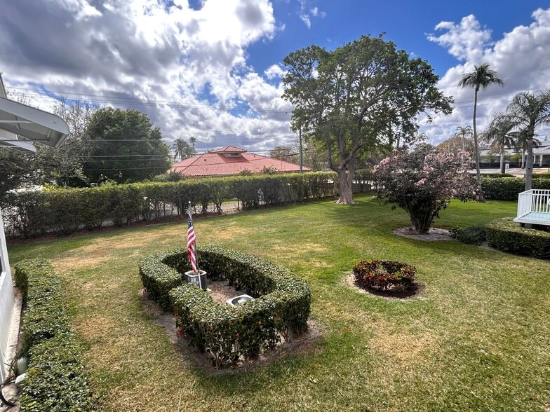 Building Photo - 880 Horizons W