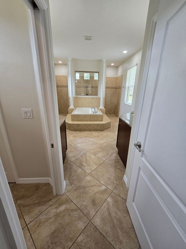 Building Photo - Luxurious Single-Family Home in Secluded Mount Dora Community