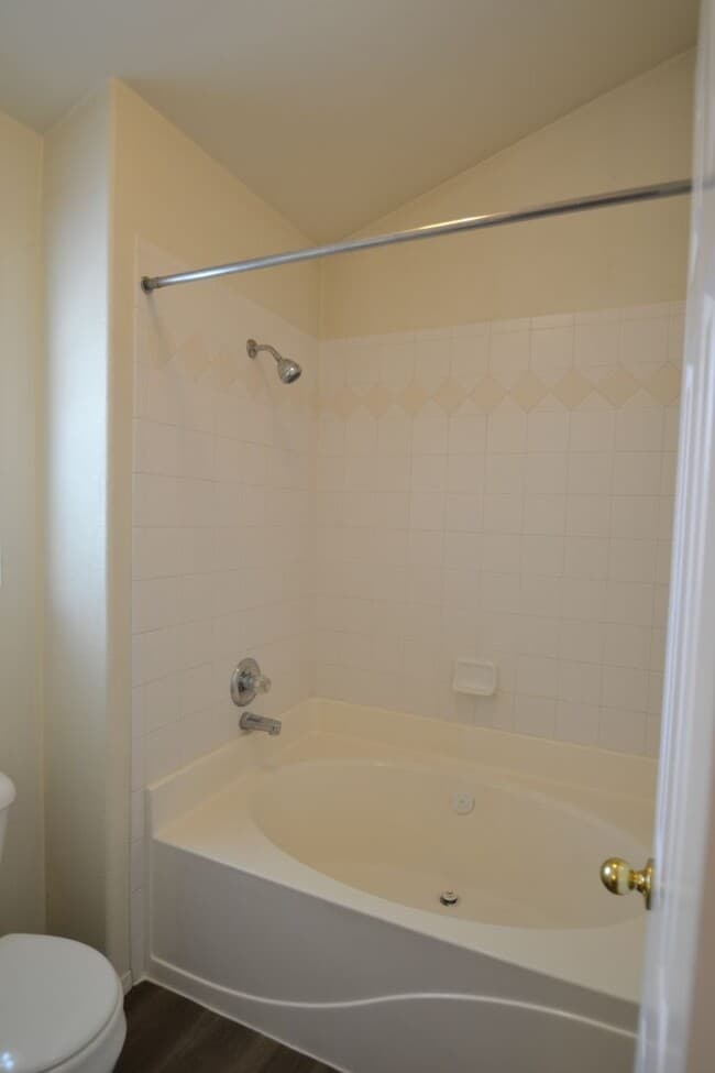 Building Photo - 4 bed 3.5 bath with 2 car garage - Availab...